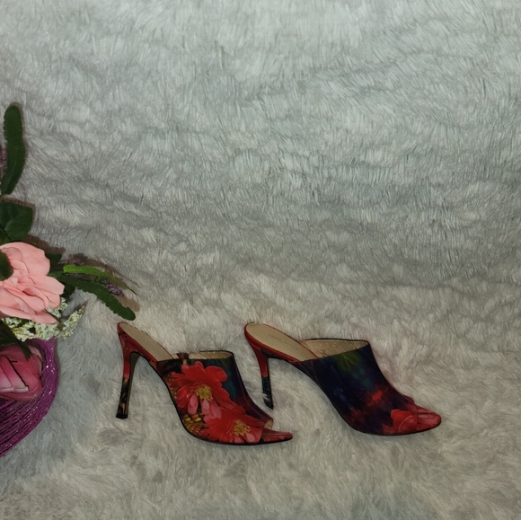 **Woman Heels** - Picture 2 of 8
